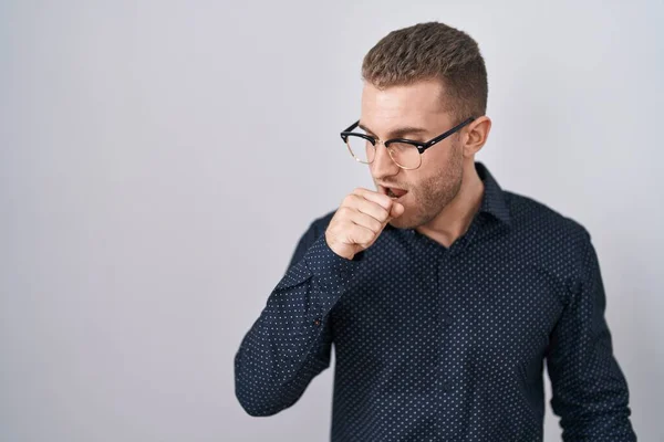 Young Caucasian Man Standing Isolated Background Feeling Unwell Coughing Symptom — Stock Photo, Image