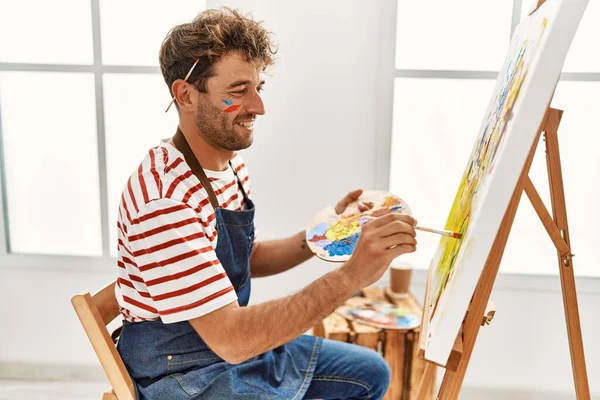Genç Spanyol Adam Resim Stüdyosunda Kendine Güvenen Gülümsüyor — Stok fotoğraf