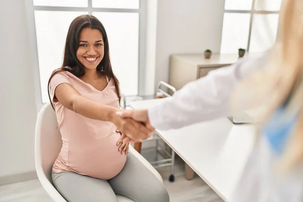 Genç Latin Kadın Hamile Doktor Klinikte Sıkışıyor — Stok fotoğraf