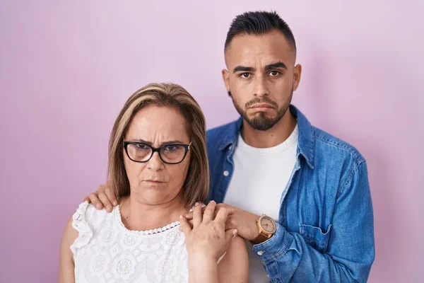Hispanische Mutter Und Sohn Stehen Deprimiert Zusammen Und Sorgen Sich — Stockfoto