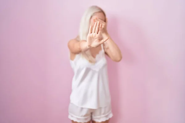 Caucasian Woman Wearing Pajama Wearing Pink Background Covering Eyes Hands — Stockfoto