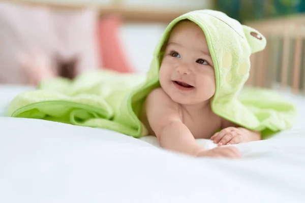 Adorabile Bambino Sdraiato Sul Letto Che Copre Con Divertente Asciugamano — Foto Stock