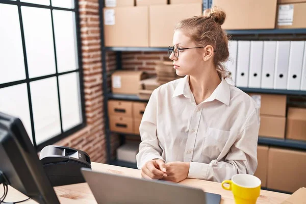 Young Caucasian Woman Working Small Business Ecommerce Using Laptop Looking — Stock Photo, Image