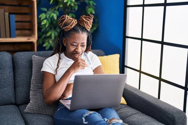 Mujer Africana Con Cabello Trenzado Que Usa Laptop Casa Sintiéndose —  Fotos de Stock