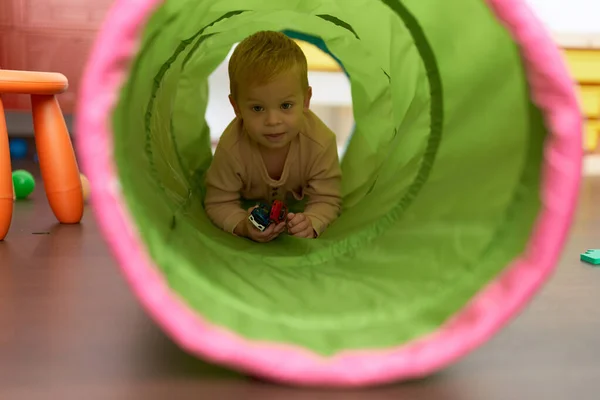 Liebenswertes Kleinkind Krabbelt Tunnel Spielzeug Mit Autos Kindergarten — Stockfoto