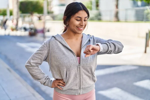 Junge Hispanische Frau Sportbekleidung Schaut Stoppuhr Auf Straße — Stockfoto
