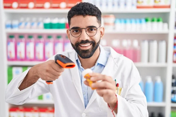 Hombre Árabe Joven Farmacéutico Escaneo Píldoras Botella Farmacia —  Fotos de Stock