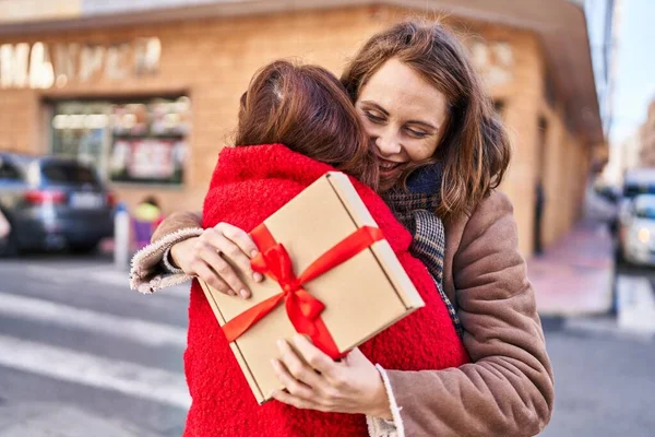 Two Women Mother Daughter Hugging Each Other Surprise Gift Street — Zdjęcie stockowe