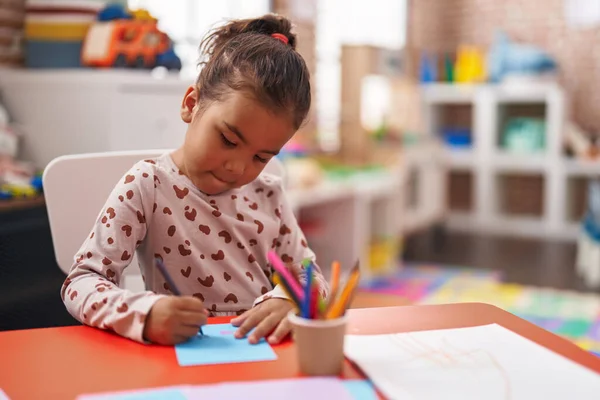 Adorabile Studentessa Ispanica Seduta Sul Tavolo Disegnare Carta All Asilo — Foto Stock