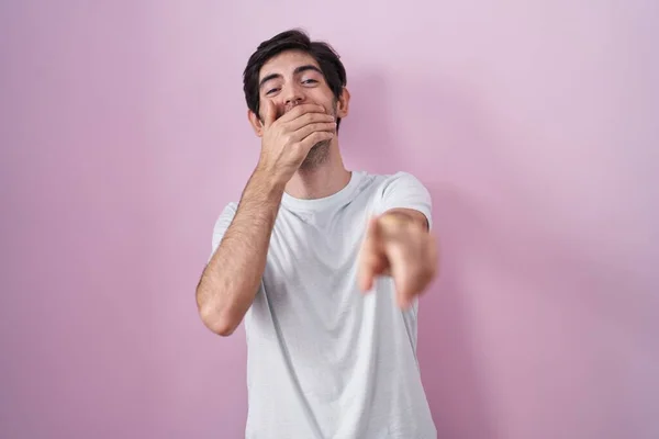 Mladý Hispánec Stojí Nad Růžovým Pozadím Směje Ukazuje Prstem Kameru — Stock fotografie