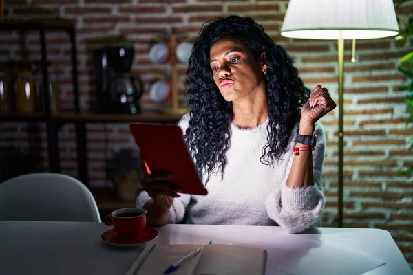Middle Age Hispanic Woman Using Touchpad Sitting Table Night Looking — kuvapankkivalokuva