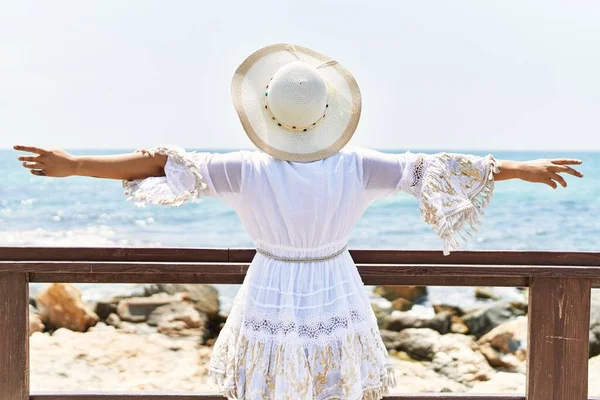 Young Hispanic Woman Back View Wearing Summer Hat Seaside — Stock Photo, Image