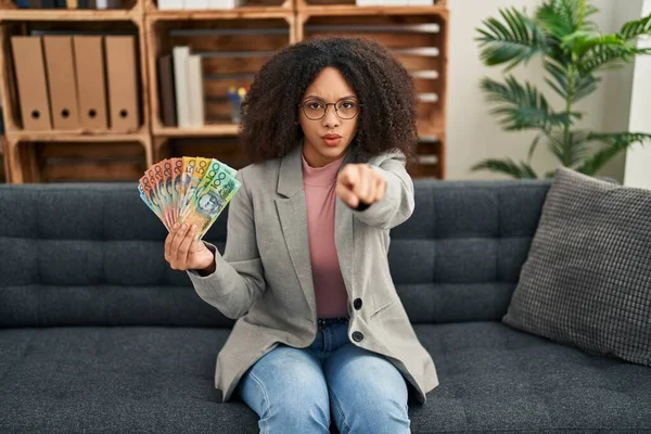 Young African American Woman Holding Australian Dollars Consultation Office Pointing — Stockfoto