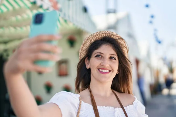 Young Hispanic Woman Tourist Smiling Confident Make Selfie Smartphone Street — Stock fotografie