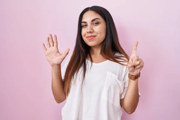 Молодая Арабская Женщина Стоит Розовом Фоне Показывая Показывая Пальцами Номер — стоковое фото