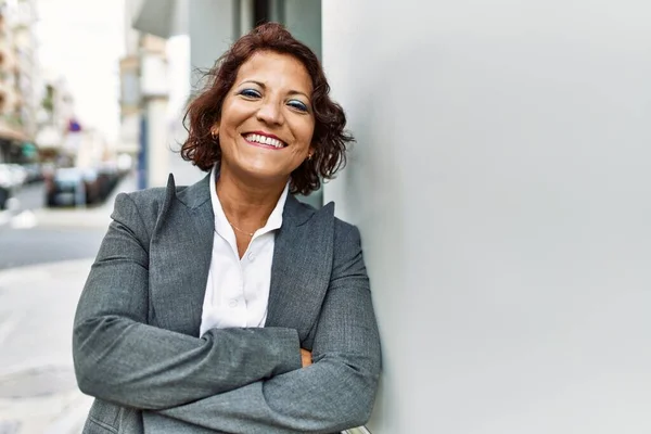 Mujer Negocios Latina Mediana Edad Sonriendo Feliz Pie Con Los —  Fotos de Stock