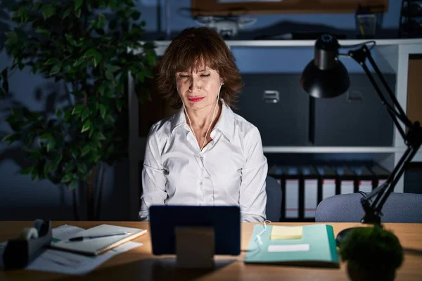 Middle Age Woman Working Office Night Depressed Worry Distress Crying — Stock fotografie