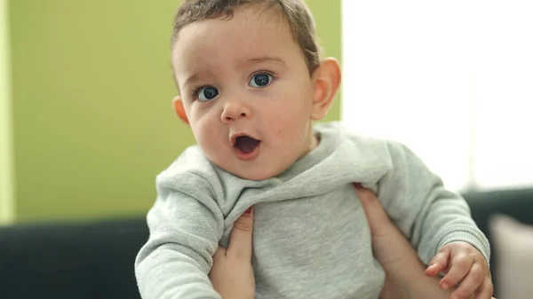 Adorable Bebé Hispano Sonriendo Confiado Relajado Las Manos Madre Casa — Foto de Stock