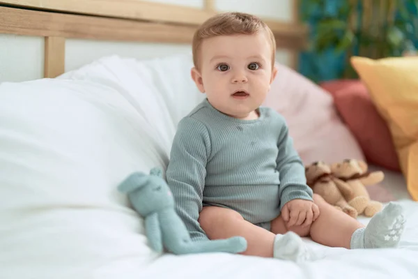 Чарівний Малюк Сидить Ліжку Ляльками Спальні — стокове фото