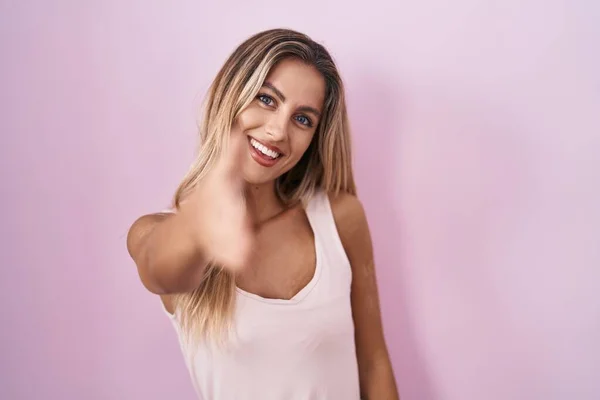 Young Blonde Woman Standing Pink Background Smiling Friendly Offering Handshake — Stockfoto