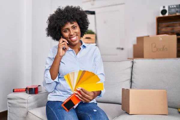 Afrikansk Amerikansk Kvinna Talar Smartphone Håller Färg Test Nytt Hem — Stockfoto