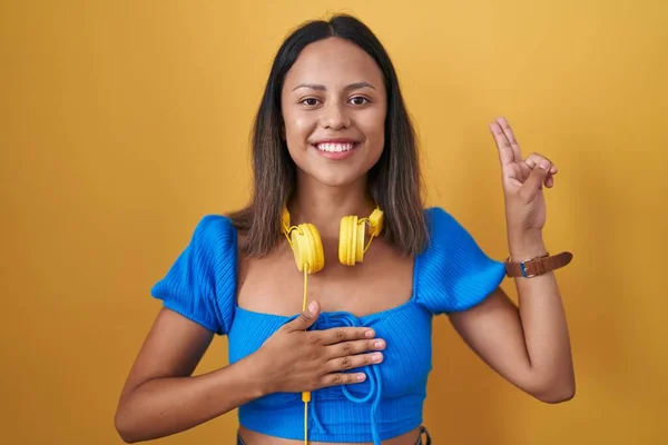 Hispanic Young Woman Standing Yellow Background Smiling Swearing Hand Chest — Zdjęcie stockowe