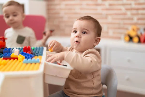 Anaokulundaki Masada Oturmuş Inşaat Bloklarıyla Oynayan Iki Sevimli Çocuk — Stok fotoğraf