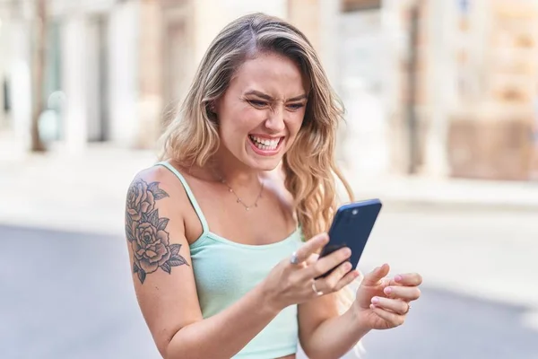 Young Blonde Woman Using Smartphone Cheerful Expression Street — Stok fotoğraf