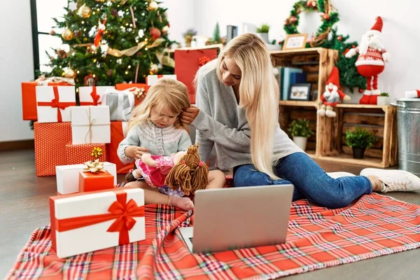 Μητέρα Και Κόρη Χρησιμοποιούν Φορητό Υπολογιστή Κάθεται Από Χριστουγεννιάτικο Δέντρο — Φωτογραφία Αρχείου