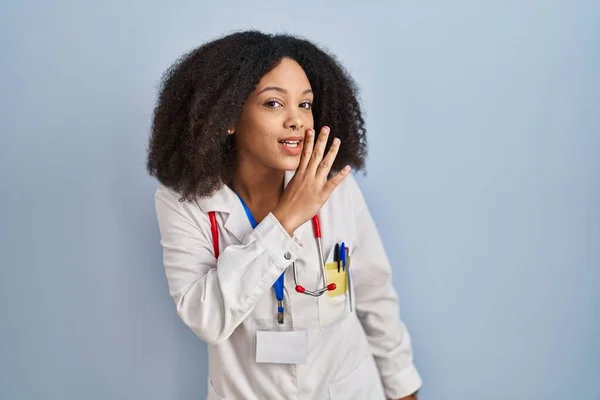 Jeune Femme Afro Américaine Portant Uniforme Médecin Stéthoscope Main Sur — Photo