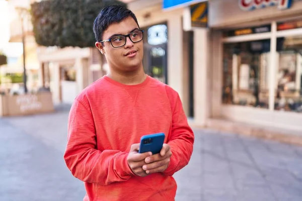 Syndrome Man Smiling Confident Using Smartphone Street — ストック写真