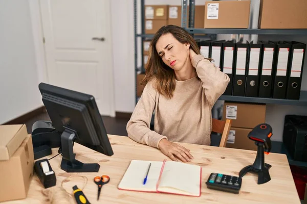 Young Woman Ecommerce Business Worker Suffering Neck Pain Office — ストック写真