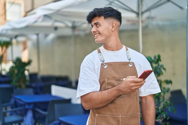 Joven Camarero Hispano Sonriendo Confiado Usando Smartphone Terraza Cafetería —  Fotos de Stock