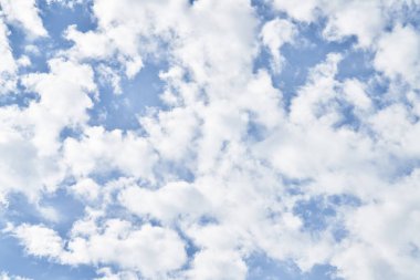 Güneşli bir günde bulutlu güzel mavi gökyüzü