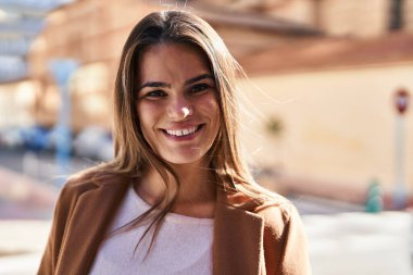 Sokakta kendine güvenen güzel İspanyol bir kadın.