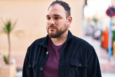 Sokakta duran gevşek yüzlü İspanyol genç adam.