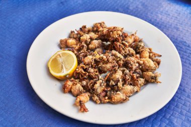  Kağıt yüzeyinde kızarmış çukulata tabağı