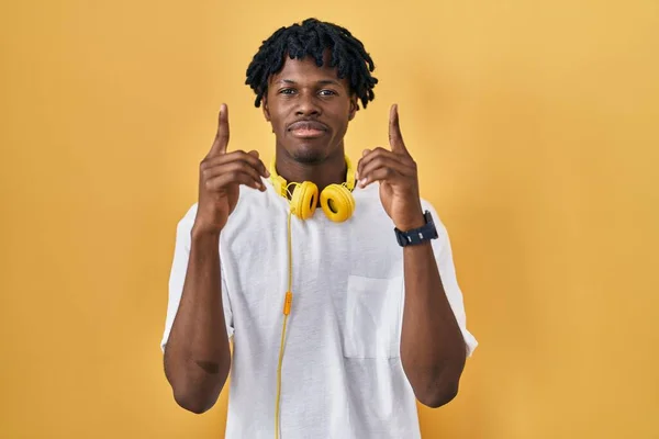 Young African Man Dreadlocks Standing Yellow Background Pointing Looking Sad — Stock Photo, Image