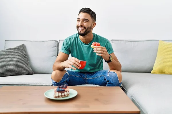 Junger Araber Frühstückt Hause Auf Sofa — Stockfoto