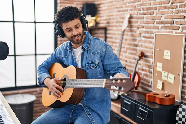 Jovem Árabe Músico Tocando Guitarra Clássica Estúdio Música — Fotografia de Stock
