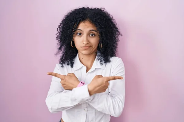 Hispanic Woman Curly Hair Standing Pink Background Pointing Both Sides — Stock Photo, Image