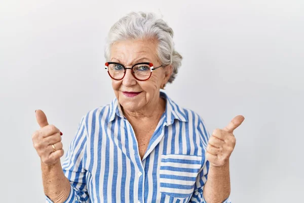 Beyaz Arka Plan Başarı Işaretinin Üzerinde Duran Gri Saçlı Yaşlı — Stok fotoğraf