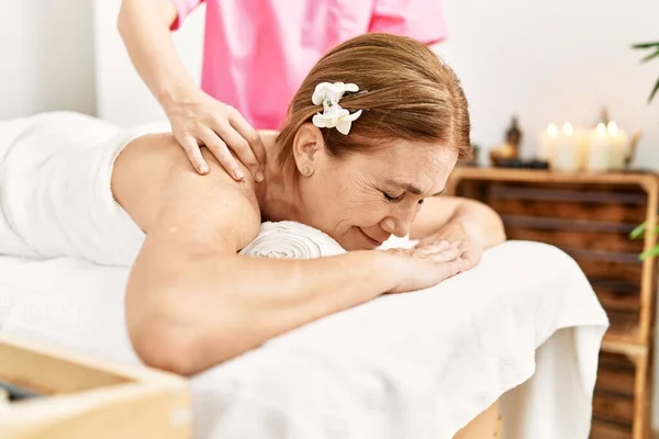 Edad Media Mujer Caucásica Teniendo Masaje Espalda Centro Belleza —  Fotos de Stock