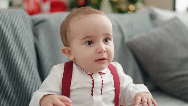 Schattige Spaanse Baby Zittend Bank Door Kerstboom Thuis — Stockfoto