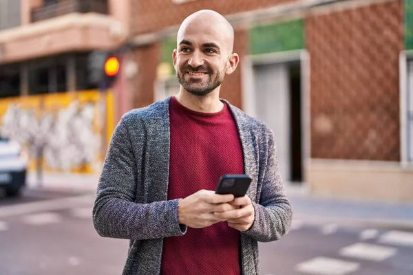 Sokakta Akıllı Telefon Kullanan Kendine Güvenen Genç Adam — Stok fotoğraf