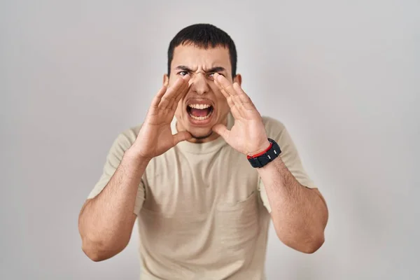 Hombre Árabe Joven Con Camiseta Casual Gritando Enojado Voz Alta — Foto de Stock