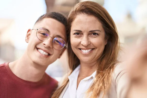 Hombre Mujer Madre Hijo Sonriendo Confiado Hacer Selfie Por Cámara — Foto de Stock