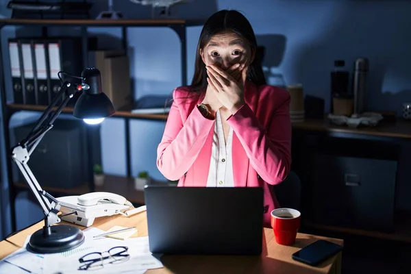 Chinese Young Woman Working Office Night Shocked Covering Mouth Hands — Stockfoto