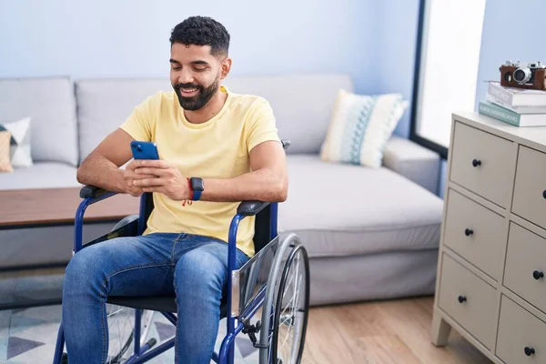 Young Arab Man Using Smartphone Sitting Wheelchair Home — ストック写真