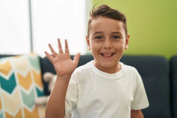 Adorável Criança Hispânica Sorrindo Confiante Dizendo Olá Com Mão Casa — Fotografia de Stock